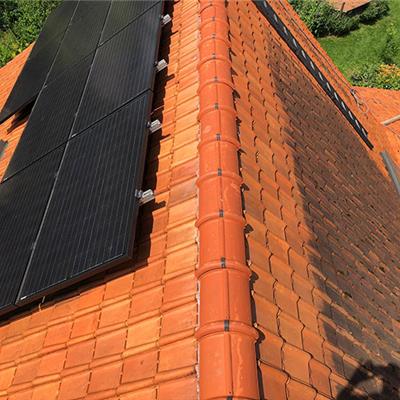 Soms - bij zonnepanelen - werken we met een nokkenladder